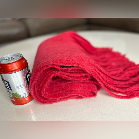 β€οΈLike New Steve Madden Super-Soft Thick Plush RED Muffler Scarf Wrap 22.5"x76" - Picture 16 of 16